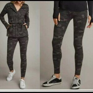 CABI ATC Leggings Style #3931 Black Camo Size L EUC